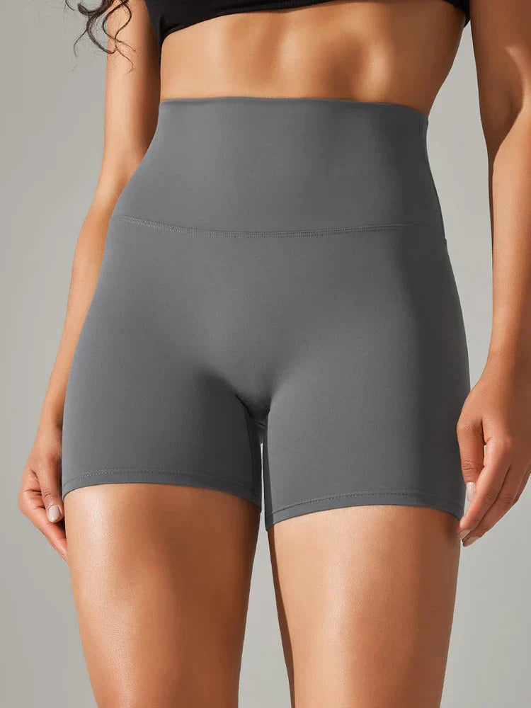 Frau trägt eng anliegende, nahtlose Damen Sport Yogashorts in Schwarz beim Yoga